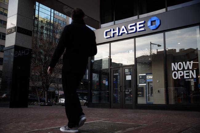 © Bloomberg. A pedestrian walks past a JPMorgan Chase bank branch in Washington, D.C., U.S., on Thursday, Jan. 7, 2021. JPMorgan Chase & Co. is scheduled to release earnings figures on January 15.