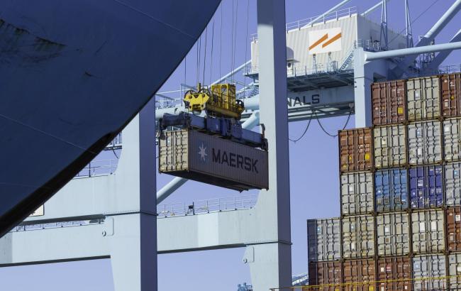 © Bloomberg. The Cap Capricorn container ship is unloaded at Pier 400 in the Port of Los Angeles in Los Angeles, California, U.S., on Sunday, Nov. 21, 2021. Shipments to the Port of Los Angeles fell 8% year over year in October.