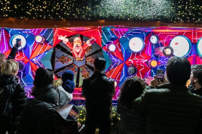 © Bloomberg. Pedestrians view a Macy's Inc. holiday window display during an unveiling event in New York.