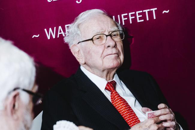© Bloomberg. Warren Buffet, chairman and chief executive officer of Berkshire Hathaway Inc., plays bridge at an event on the sidelines of the Berkshire Hathaway annual shareholders meeting in Omaha, Nebraska, U.S., on Sunday, May 6, 2019. The annual shareholders' meeting doubles as a showcase for Berkshire's dozens of businesses and a platform for its billionaire chairman and CEO to share his investing philosophy with thousands of fans.
