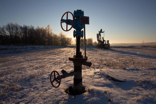 © Bloomberg. Valve control wheels connected to crude oil pipework in an oilfield near Dyurtyuli, in the Republic of Bashkortostan, Russia, on Thursday, Nov. 19, 2020. The flaring coronavirus outbreak will be a key issue for OPEC+ when it meets at the end of the month to decide on whether to delay a planned easing of cuts early next year.