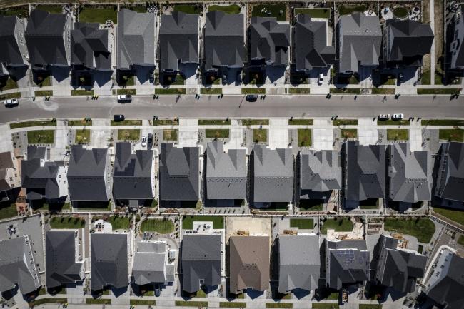 © Bloomberg. Single family homes in a housing development in Aurora, Colorado, US, on Monday, Oct. 10, 2022. US mortgage rates last week jumped to a 16-year high, marking the seventh-straight weekly increase and spurring the worst slump in home loan applications since the depths of the pandemic.