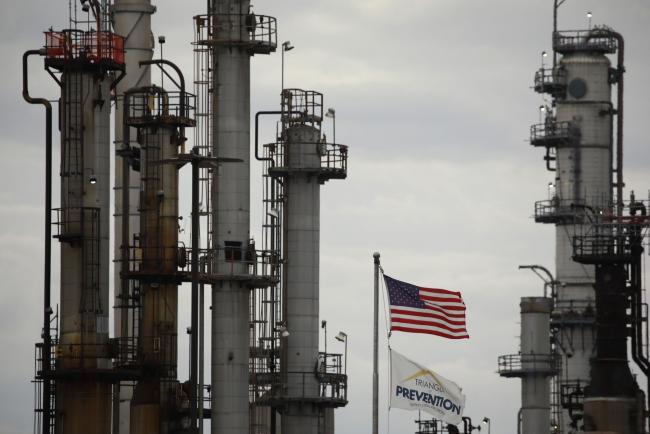 © Bloomberg. An American flag flies at the Valero Energy Corp. oil refinery in Memphis, Tennessee, U.S., on Wednesday, Feb. 16, 2022. The U.S. and other major oil-consuming nations are considering releasing 70 million barrels of oil from their emergency stockpiles as crude prices surge amid growing concerns over supply after Russia invaded Ukraine.
