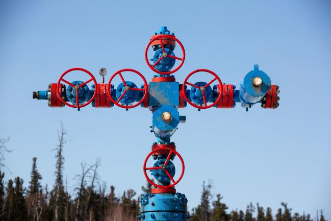 © Bloomberg. Valve wheels at a gas well near to the Gazprom PJSC gas drilling rig in the Kovyktinskoye gas field, part of the Power of Siberia gas pipeline project, near Irkutsk, Russia, on Wednesday, April 7, 2021. Built by Russian energy giant Gazprom PJSC, the pipeline runs about 3,000 kilometers (1,864 miles) from the Chayandinskoye and Kovyktinskoye gas fields in the coldest part of Siberia to Blagoveshchensk, near the Chinese border. Photographer: Andrey Rudakov/Bloomberg