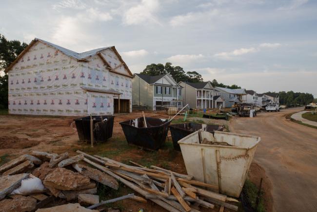 © Bloomberg. Homes under construction in the Woodbridge subdivision in Sumter, South Carolina, U.S., on Tuesday, July 6, 2021. U.S. pending home sales unexpectedly rose in May by the most in nearly a year as low borrowing costs paired with increased listings bolstered demand.