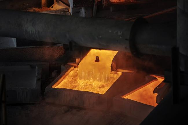 © Bloomberg. Molten copper flows a casting vessel at the Jinguan Copper smelter, operated by Tongling Nonferrous Metals Group Co., in Tongling, Anhui province, China, on Thursday, Jan. 17, 2019. On the heels of record refined copper output last year, China's No. 2 producer, Tongling, says it'll defy economic gloom and strive to churn out even more of the metal in 2019. Photographer: Qilai Shen/Bloomberg
