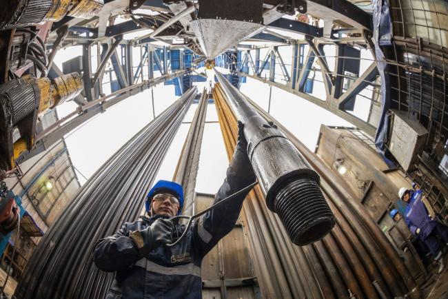 © Bloomberg. A worker guides drilling pipes at a gas drilling rig on the Gazprom PJSC Chayandinskoye oil, gas and condensate field, a resource base for the Power of Siberia gas pipeline, in the Lensk district of the Sakha Republic, Russia, on Wednesday, Oct. 13, 2021. European natural gas futures declined after Russia signaled that it may offer additional volumes soon. Photographer: Andrey Rudakov/Bloomberg